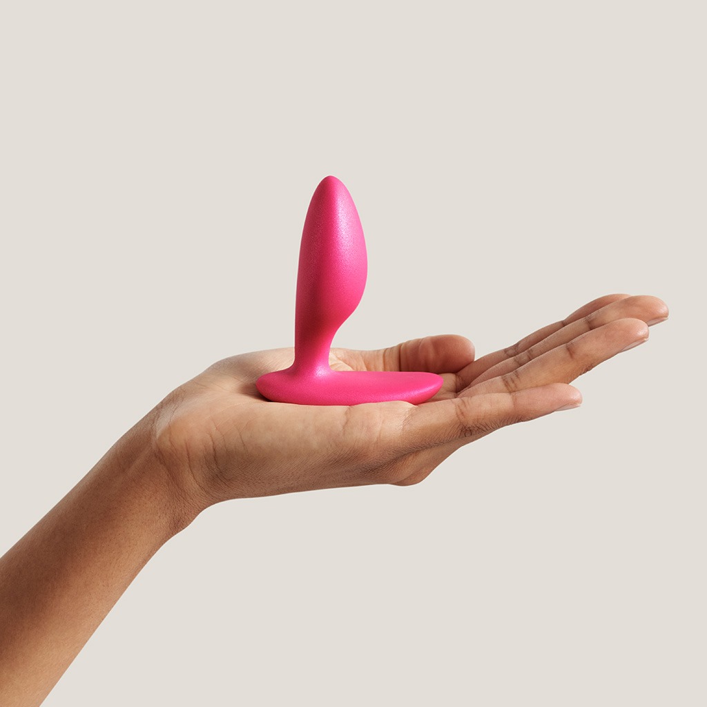 We-Vibe Ditto + Roze anaal vibrator in hand
